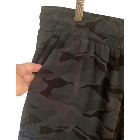 •SOLD•TORRID Gray + Black Camouflage Lightweight Wide Leg Women's Cargo Pants 1R - Picture 4 of 7